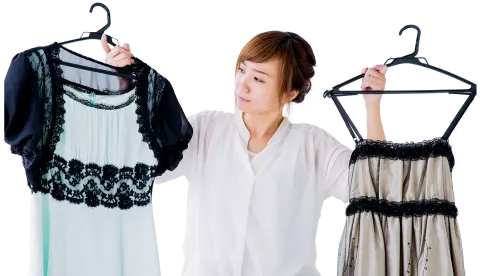 写真：オシャレな服が多すぎて困っている女性