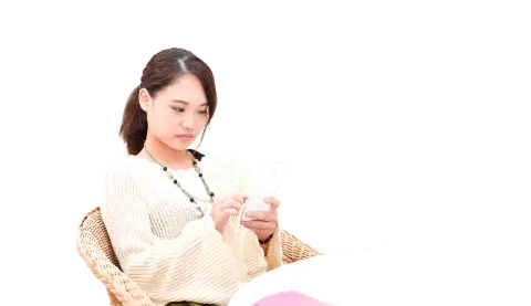 写真：スマホ片手に不満そうな女性