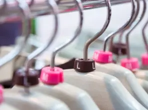 写真:サイズ違いの服イメージ