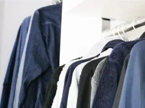 写真:パンパンのクローゼット