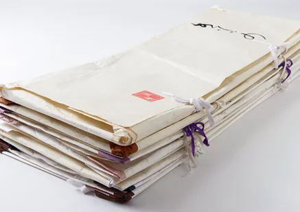 たとう紙に入った着物数点