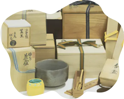 大量の骨董品と共箱が並んでいる様子