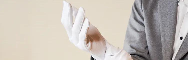 査定員は手袋を着用します