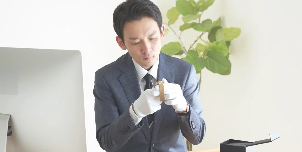 査定士が査定している様子