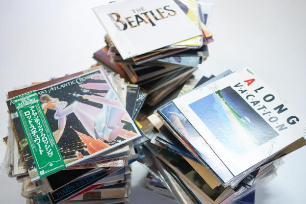 話題のシティポップやUKロックが中心のコレクション約300枚