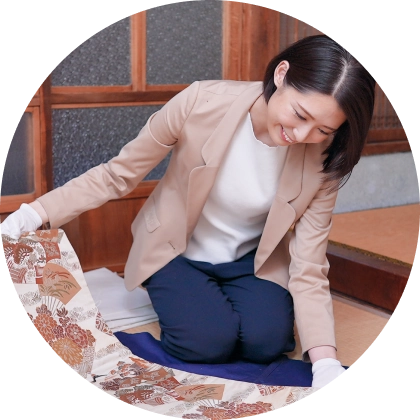 女性査定士が着物を査定する様子