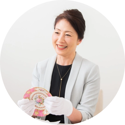 女性査定士が食器を査定する様子