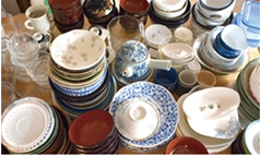 大量の食器や小道具
