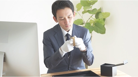 査定士が査定している様子