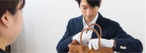 お品物を査定する査定士の写真
