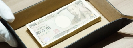 現金をお渡しする写真