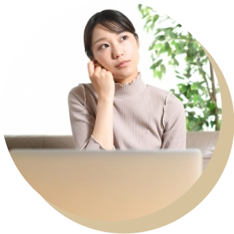 悩んでいる女性