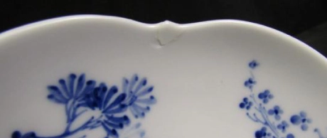 一部に欠けや傷がある食器の画像