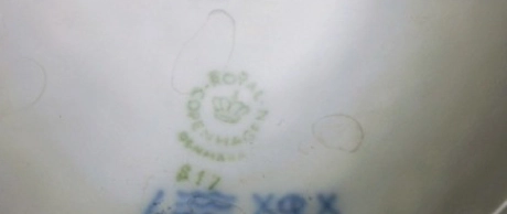 シミなどの汚れがある食器の画像